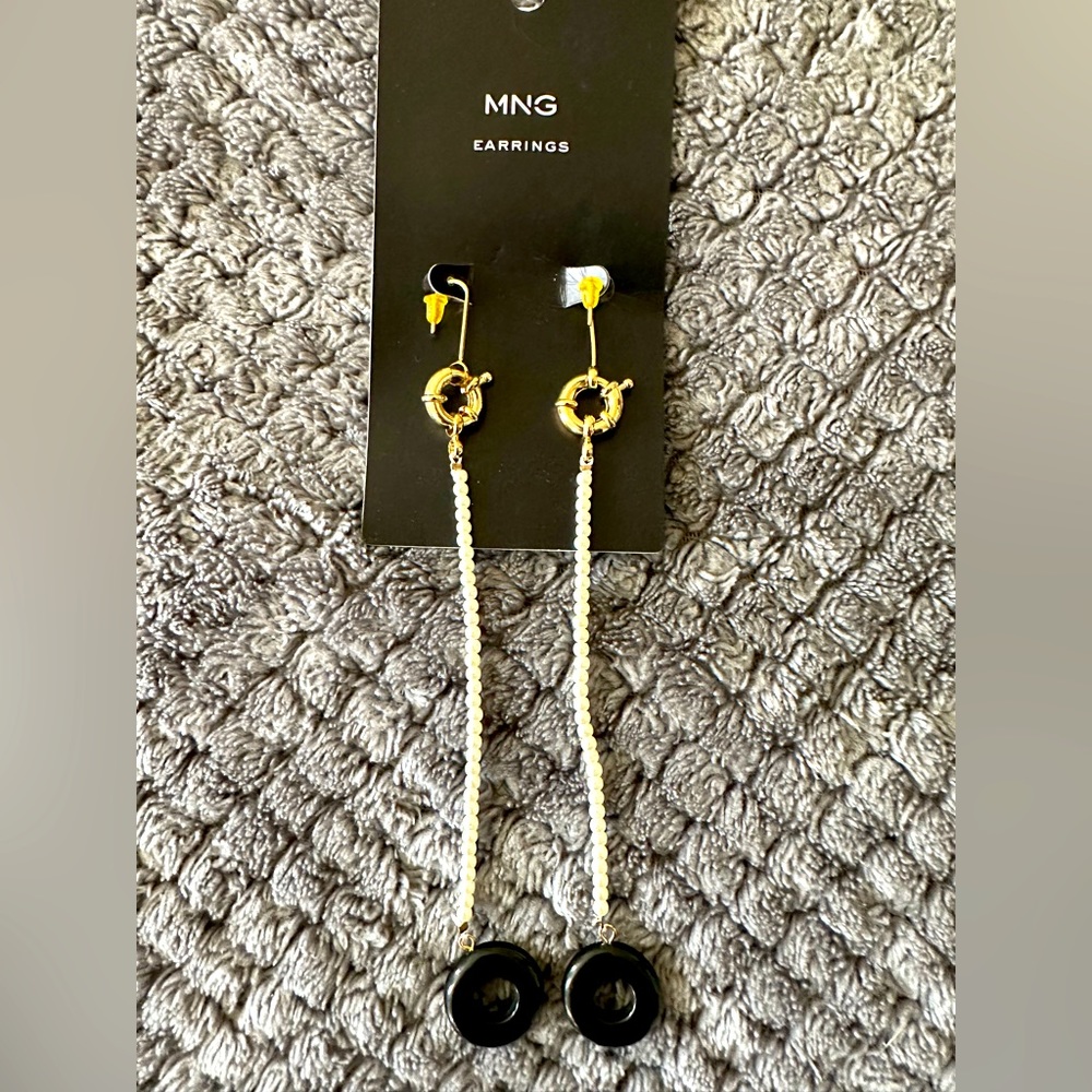 Mango pearls and onix piece. Used once. Very light to wear!